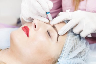Microblading kaşlar iş akışı kadın kaşları bir güzellik salonu