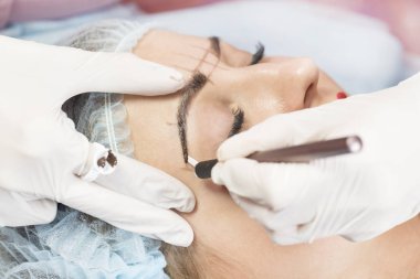 Microblading kaşlar iş akışı kadın kaşları bir güzellik salonu