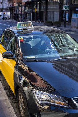 Barcelona, İspanya - 11 Ocak 2018: Barselona Merkez sokaklarda taksi Oto. 