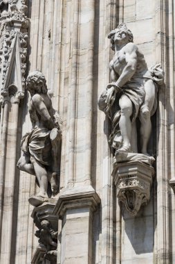 2 Haziran 2018, Milan, İtalya: aziz ve Milan Katedrali (Duomo di Milano) dekorasyon şehit heykelleri yakın çekim çekim.