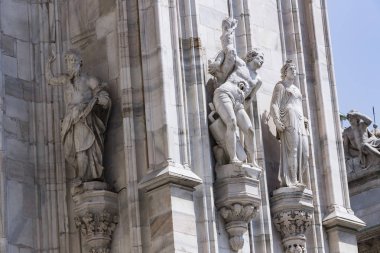 2 Haziran 2018, Milan, İtalya: aziz ve Milan Katedrali (Duomo di Milano) dekorasyon şehit heykelleri yakın çekim çekim.