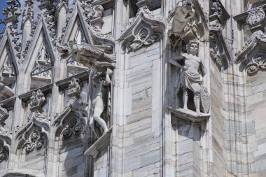 2 Haziran 2018, Milan, İtalya: aziz ve Milan Katedrali (Duomo di Milano) dekorasyon şehit heykelleri yakın çekim çekim.