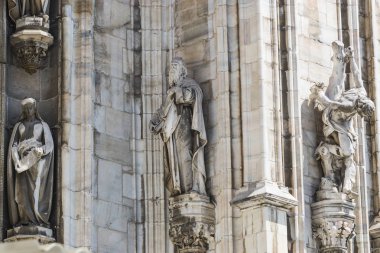 2 Haziran 2018, Milan, İtalya: aziz ve Milan Katedrali (Duomo di Milano) dekorasyon şehit heykelleri yakın çekim çekim.