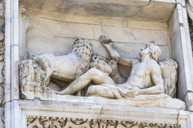 2 Haziran 2018, Milan, İtalya: aziz ve Milan Katedrali (Duomo di Milano) dekorasyon şehit heykelleri yakın çekim çekim.