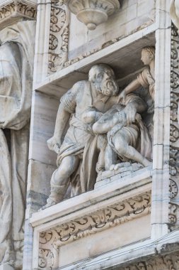 2 Haziran 2018, Milan, İtalya: aziz ve Milan Katedrali (Duomo di Milano) dekorasyon şehit heykelleri yakın çekim çekim.