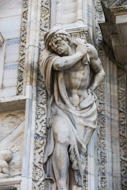 2 Haziran 2018, Milan, İtalya: aziz ve Milan Katedrali (Duomo di Milano) dekorasyon şehit heykelleri yakın çekim çekim.