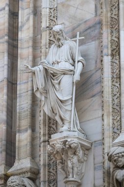 2 Haziran 2018, Milan, İtalya: aziz ve Milan Katedrali (Duomo di Milano) dekorasyon şehit heykelleri yakın çekim çekim.
