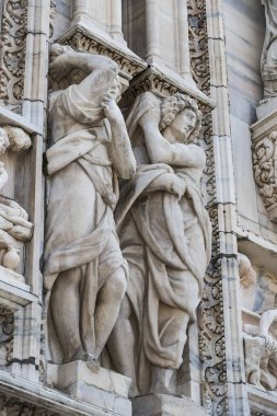 2 Haziran 2018, Milan, İtalya: aziz ve Milan Katedrali (Duomo di Milano) dekorasyon şehit heykelleri yakın çekim çekim.
