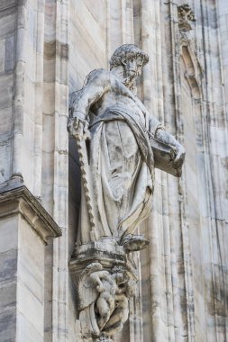 2 Haziran 2018, Milan, İtalya: aziz ve Milan Katedrali (Duomo di Milano) dekorasyon şehit heykelleri yakın çekim çekim.