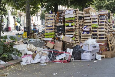2 HAZİRAN 2018, MİLAN, İTALYA: Milano 'daki sokak pazarının bulunduğu yerde çöp kalıntıları var. 