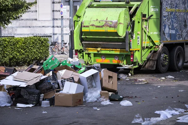 Junio 2018 Milán Italia Basura Permanece Calle Sitio Del Mercado — Foto de Stock