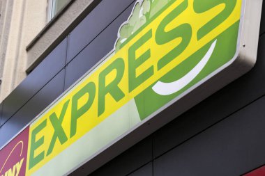 Milano, İtalya - 2 Haziran 2018: İtalya'da popüler bakkal Penny Market Express bakkal rafları.