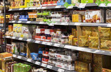 Milano, İtalya - 2 Haziran 2018: İtalya'da popüler bakkal Penny Market Express bakkal rafları.