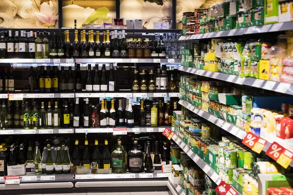 Milan Italy June 2018 Grocery Shelves Interior Popular Italy Grocery — Stock Photo, Image