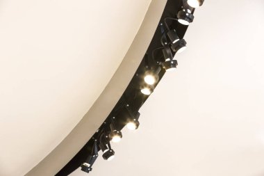 Tavan lambaları halojen lambalar ile bir dizi. 