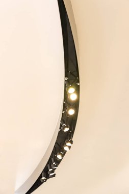 Tavan lambaları halojen lambalar ile bir dizi. 