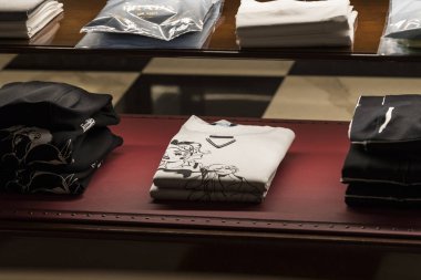 Milano, İtalya - 2 Haziran 2018: İtalya'nın Milano kentindeki Prada mağazasında şık yaşamın ürünleri ve ürünleri.