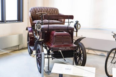 Münih, Almanya - 26 Kasım 2018: topluluğu tarihsel olarak bilinen ve Münih ulaşım Müzesi (Deutsches Museum Verkehrszentrum Araçlar). 