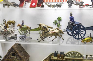 Münih, Almanya - 23 Kasım 2018: Koleksiyon Oyuncak Oyuncak Müzesi'Ivan Steiger tarafından 1983 yılında oluşturulan belediye binasının eski kule. 