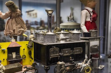 Münih, Almanya - 23 Kasım 2018: Koleksiyon Oyuncak Oyuncak Müzesi'Ivan Steiger tarafından 1983 yılında oluşturulan belediye binasının eski kule. 