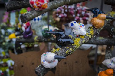 Münih, Almanya - 23 Kasım 2018 : Münih şehir merkezindeki Viktualienmarkt Noel Pazarı'nda geleneksel seramik hediyelik eşyalar.