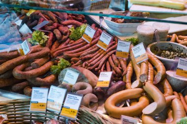 Münih, Almanya - 23 Kasım 2018 :Münih şehir merkezindeki Viktualienmarkt pazarında kasap dükkanlarının sayaçları ve vitrinleri.