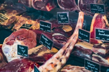 Münih, Almanya - 23 Kasım 2018 :Münih şehir merkezindeki Viktualienmarkt pazarında kasap dükkanlarının sayaçları ve vitrinleri. 