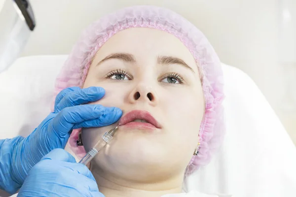 クリニックの若い女の子の唇の外科的矯正の手順 — ストック写真
