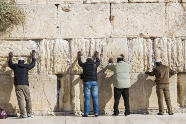 Jerusalem, İsrail - 22 Kasım 2017: hacılar dua, Yahudi halkının kutsal yer ve dünyadaki Hıristiyanların ibadet Merkezi ağlama duvarı. 
