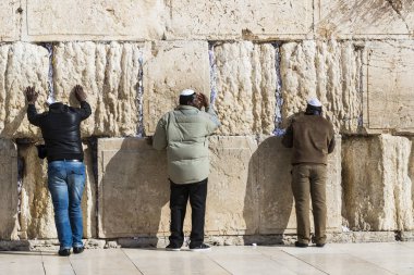 Jerusalem, İsrail - 22 Kasım 2017: hacılar dua, Yahudi halkının kutsal yer ve dünyadaki Hıristiyanların ibadet Merkezi ağlama duvarı. 