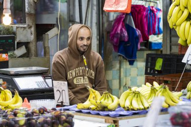 Tel Aviv, İsrail - 21 Kasım 2017: satıcı üzerinde eski bakkal sokak Nahalat-Benjamin