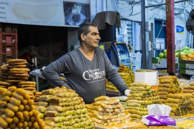 Tel Aviv, İsrail - 21 Kasım 2017: satıcı üzerinde eski bakkal sokak Nahalat-Benjamin