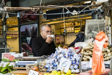 Tel Aviv, İsrail - 21 Kasım 2017: satıcı üzerinde eski bakkal sokak Nahalat-Benjamin