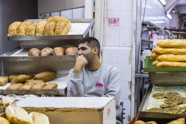 Tel Aviv, İsrail - 21 Kasım 2017: satıcı üzerinde eski bakkal sokak Nahalat-Benjamin