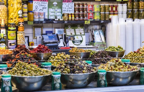 Tel Aviv, İsrail - 26 Kasım 2017: Şehir pazar Sarona restoran ve dükkanlar ziyaret edenler ve işçi konumlar 