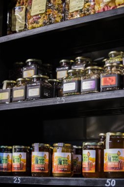 Tel Aviv, İsrail - 26 Kasım 2017: Şehir pazar Sarona restoran ve dükkanlar ziyaret edenler ve işçi konumlar 