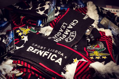 Münih, Almanya - 25 Kasım 2018: Mağaza spor giyim ve Hediyelik eşya Bavyera Münih futbol takımı Allianz Arena bölge.