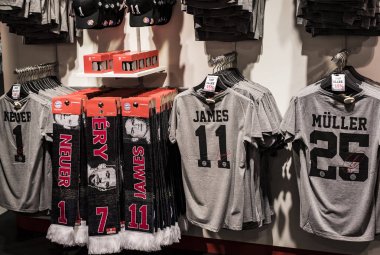 Münih, Almanya - 25 Kasım 2018: Mağaza spor giyim ve Hediyelik eşya Bavyera Münih futbol takımı Allianz Arena bölge.