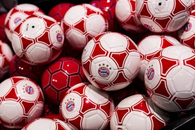 Münih, Almanya - 25 Kasım 2018: Mağaza spor giyim ve Hediyelik eşya Bavyera Münih futbol takımı Allianz Arena bölge.