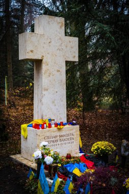 Münih, Almanya - 25 Kasım 2018 : Waldfriedgof mezarlığında Sovetskoy gücüne sahip Ukraynalı milliyetçi güreşçi Stepan Bandera'nın mezarı.