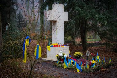 Münih, Almanya - 25 Kasım 2018 : Waldfriedgof mezarlığında Sovetskoy gücüne sahip Ukraynalı milliyetçi güreşçi Stepan Bandera'nın mezarı.