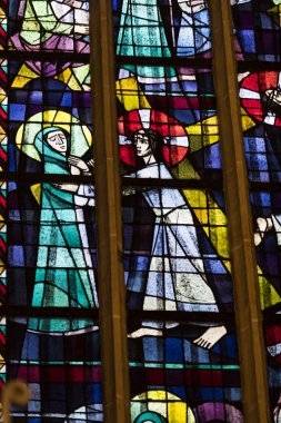 Münih, Almanya - 25 Kasım 2018 : Münih Almanya'daki Kutsal Meryem Ana Katedrali'nde dini bir tema üzerinde antik vitray pencereler.