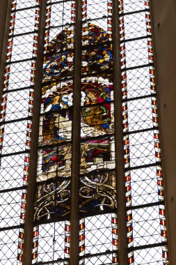 Münih, Almanya - 25 Kasım 2018 : Münih Almanya'daki Kutsal Meryem Ana Katedrali'nde dini bir tema üzerinde antik vitray pencereler.