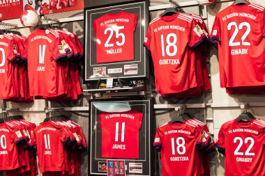 Münih, Almanya - 25 Kasım 2018: Mağaza spor giyim ve Hediyelik eşya Bavyera Münih futbol takımı Allianz Arena bölge. 