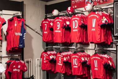Münih, Almanya - 25 Kasım 2018: Mağaza spor giyim ve Hediyelik eşya Bavyera Münih futbol takımı Allianz Arena bölge. 