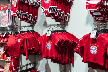 Münih, Almanya - 25 Kasım 2018: Mağaza spor giyim ve Hediyelik eşya Bavyera Münih futbol takımı Allianz Arena bölge. 