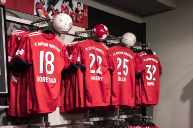 Münih, Almanya - 25 Kasım 2018: Mağaza spor giyim ve Hediyelik eşya Bavyera Münih futbol takımı Allianz Arena bölge. 