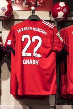 Münih, Almanya - 25 Kasım 2018: Mağaza spor giyim ve Hediyelik eşya Bavyera Münih futbol takımı Allianz Arena bölge. 