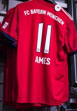 Münih, Almanya - 25 Kasım 2018: Mağaza spor giyim ve Hediyelik eşya Bavyera Münih futbol takımı Allianz Arena bölge. 