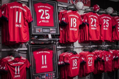 Münih, Almanya - 25 Kasım 2018: Mağaza spor giyim ve Hediyelik eşya Bavyera Münih futbol takımı Allianz Arena bölge. 